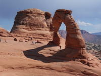 Delicate Arch showing the dropoff