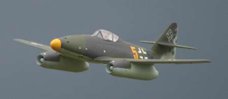 Me_262_nose_wheel_flying